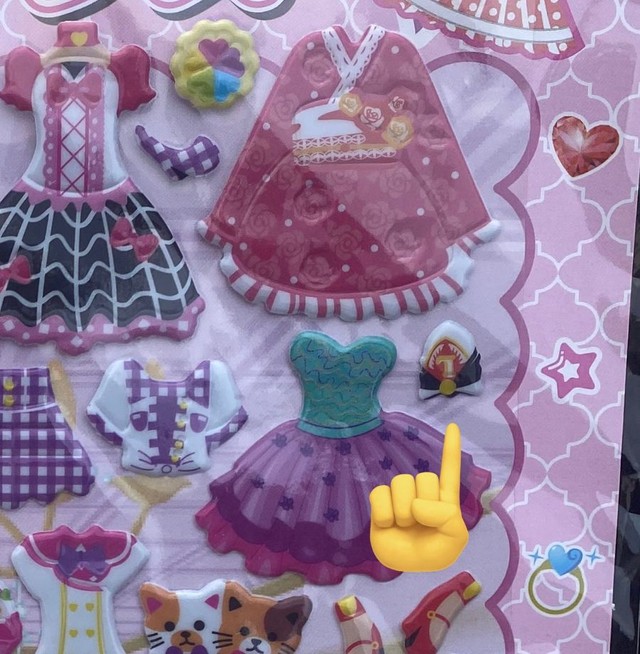 同シールのなかにもう一つ不思議なものが（指矢印が示す箇所） ※３４歳平凡女さん提供