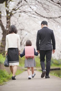 子どもの入学式のため有給休暇を申請したところ、上司から看護休暇が使えるといわれ驚いたという（photoACより「kACworks」さん撮影、イメージ画像）