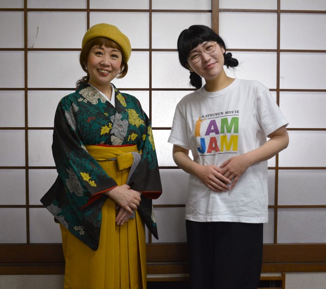 映画の主演で動画にも出演する辻さん（右）と大森さん＝京都市中京区・京都新聞社
