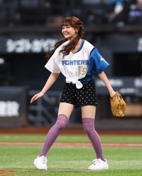 ファーストピッチセレモニーで投球し、笑顔を見せるELSEE・AKARI