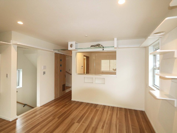 壁に沿って設けたキャットウォーク