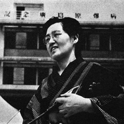 広島原爆病院前にて。1958年8月撮影（『復刻版 耳鳴り 原爆歌人の手記』より）
