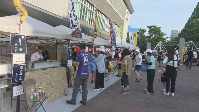 岡山県総合グラウンドで夏まつりが開かれ多くの人が訪れる 岡山市
