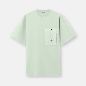 実用的なディテールがデザイン性を高める、ストーンアイランドのTシャツ。