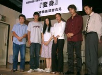 映画「変身」の製作発表を行った佐野智樹監督、玉木宏、蒼井優、佐田真由美、松田悟志、山下徹大=2004年