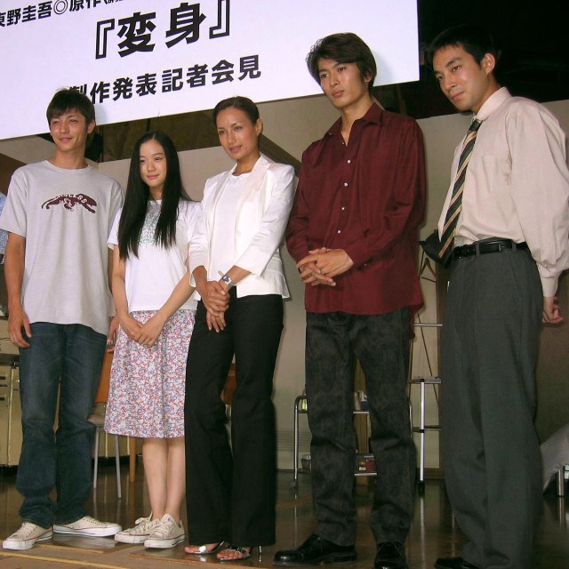 映画「変身」の製作発表を行った佐野智樹監督、玉木宏、蒼井優、佐田真由美、松田悟志、山下徹大=2004年