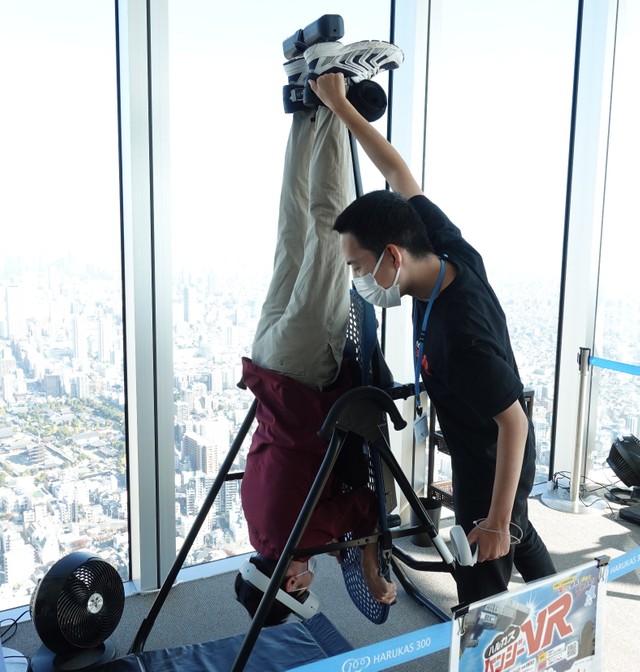 ジャンプの瞬間は台を回転して真っ逆さまに