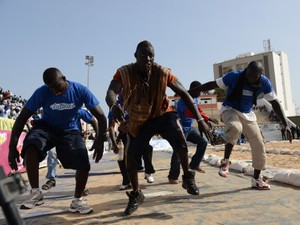 「踊りは人生そのもの」　セネガルの街中、あふれるダンス