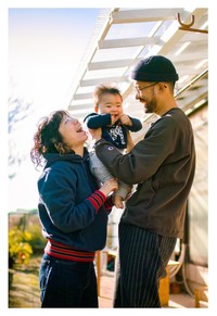 滝沢さん夫婦と生後8カ月の頃の息子さん（提供：滝沢たきおさん）