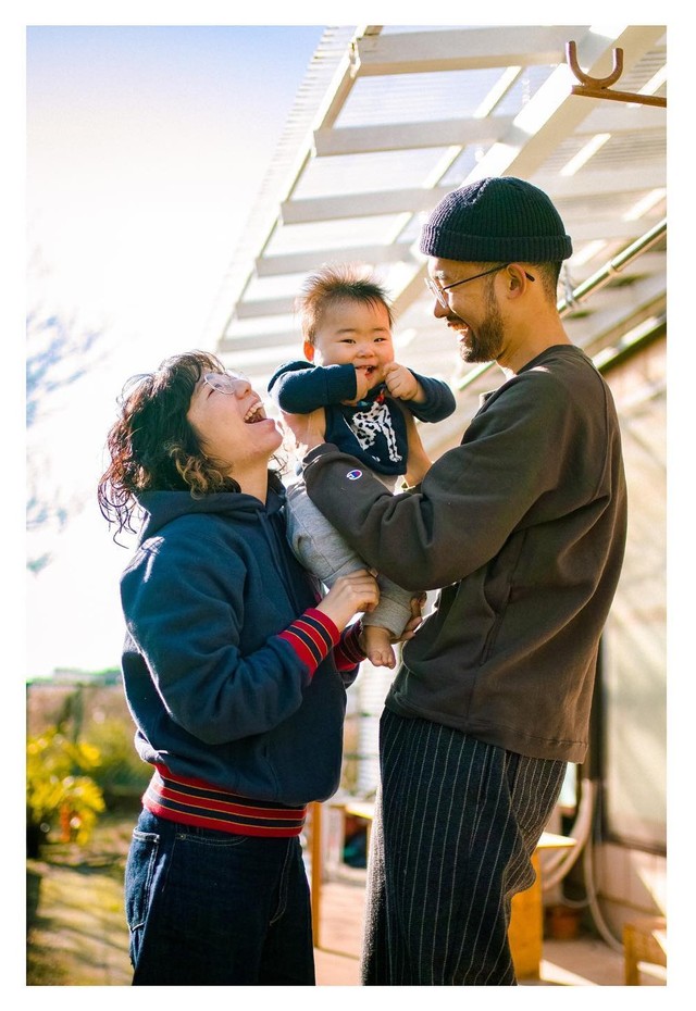 滝沢さん夫婦と生後8カ月の頃の息子さん（提供：滝沢たきおさん）