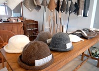 毛糸の性質を生かして編まれた帽子