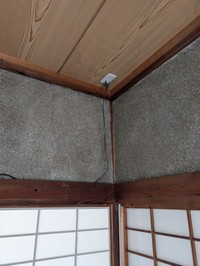 部屋のテレビの電源も天井から／リーゼント農家キノさん（@kinoko0214）提供