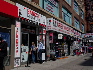 バンクシー美術館？実はニセモノ　無許可で本物なし、それでも世界各地で開館相次ぐ