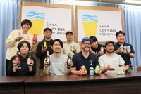 滋賀クラフトビールアソシエーションの設立に向けた記者会見を行った各醸造所の関係者（３月、滋賀県庁）
