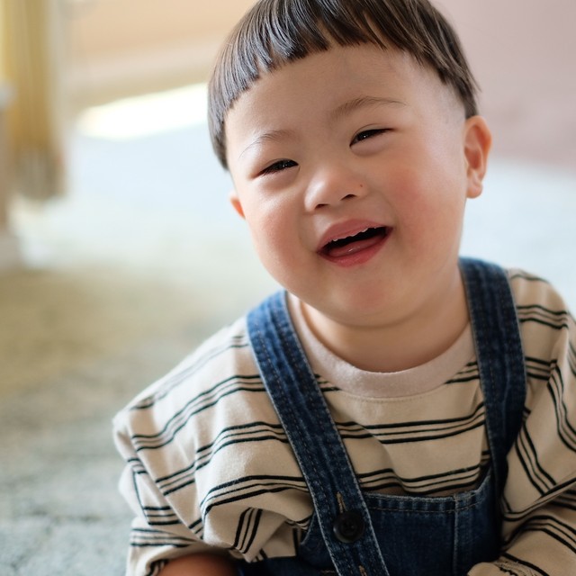 にっこり笑顔が印象的なあらたくん（提供：@paracamp_artさん）