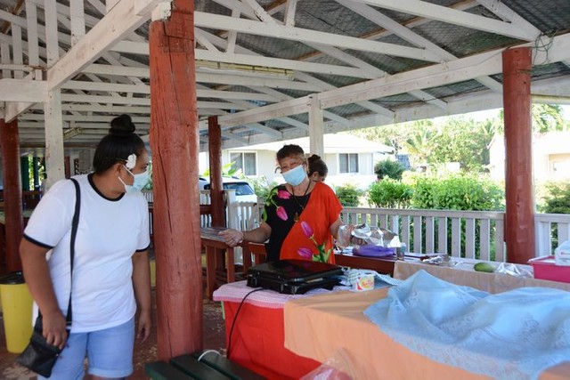 ニウエの朝市で出会ったヒリマタヘプリ・パラランギさん