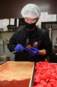 イチゴのあんを詰める吉川洸専務 