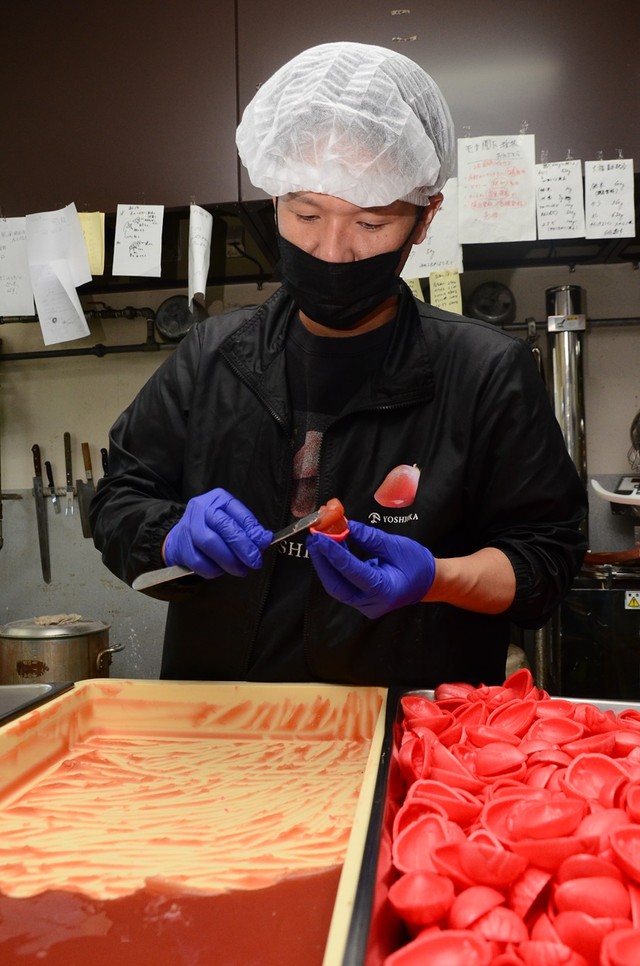 イチゴのあんを詰める吉川洸専務 