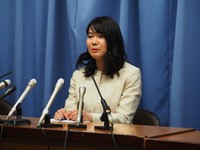 大阪府知事選に立候補する政治家女子48党・さとうさやか氏