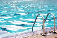 暑いなか、水泳の見学はどうすれば？　写真はイメージです（Joeahead/stock.adobe.com）