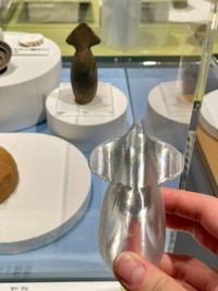 べるしそらさんが3Dプリンターで作ったイカ形土製品のオマージュ（べるしそらさん提供）