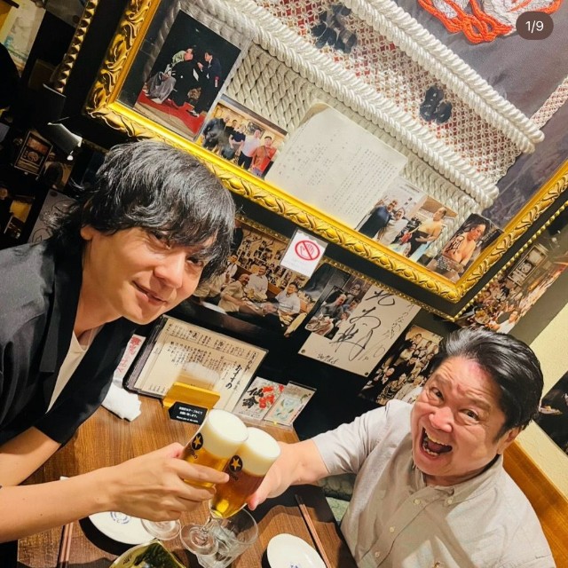 「flumpool」ボーカルの山村隆太さん（左）と向坂樹興さん（向坂さんの公式インスタグラムから）