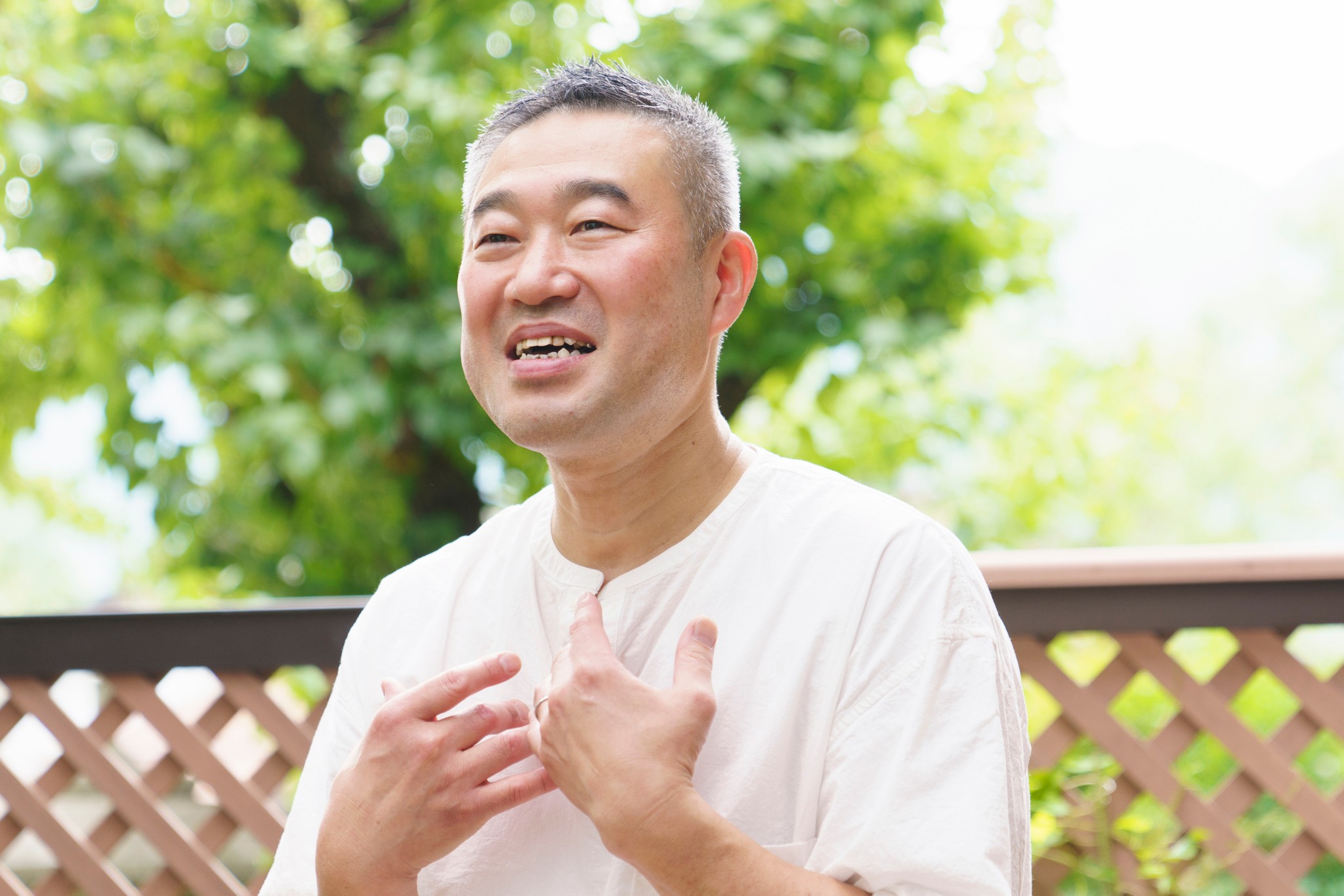 インタビューにこたえる松木信治さん②