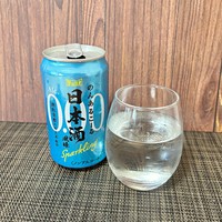メタリックブルーが目を引くパッケージ。「のんあるこーる日本酒風味 Sparkling」（撮影：梨木香奈）
