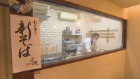 高松市で蕎麦店を営む小川さんに募金箱のスタートを託した