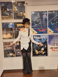 上映された出演作「宇宙からのメッセージ」のポスター前でポーズを決める志穂美悦子＝都内の目黒シネマ
