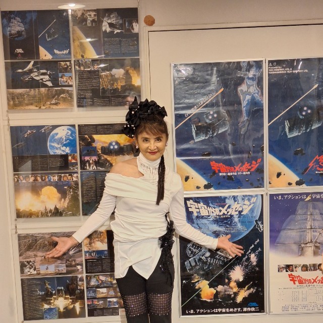 上映された出演作「宇宙からのメッセージ」のポスター前でポーズを決める志穂美悦子＝都内の目黒シネマ