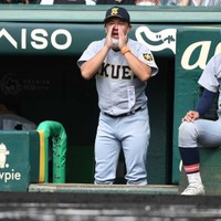 甲子園で選手に指示を出す仙台育英・須江航監督（2022年8月20日撮影）