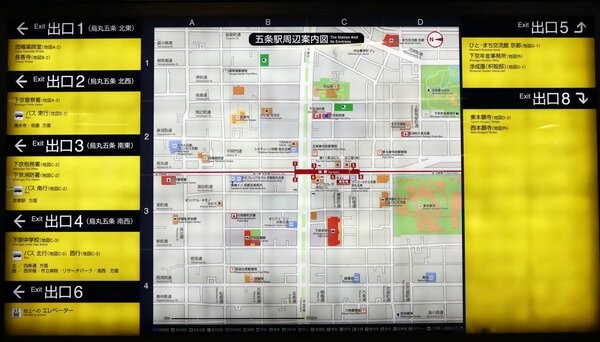 改札口を出てすぐに掲示されている周辺案内図。７番出口は見当たらない（京都市下京区・市営地下鉄五条駅）