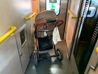 出入り口、通路を塞ぐベビーカー（さむさん提供）