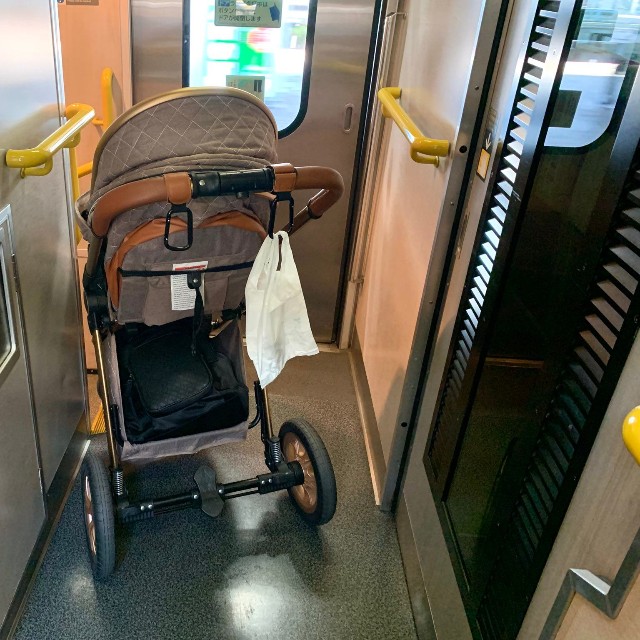 出入り口、通路を塞ぐベビーカー（さむさん提供）