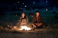 ドラマ「愛の不時着」で、主人公リ・ジョンヒョクを演じた俳優のヒョンビン（左）とヒロインのユン・セリを演じたソン・イェジン＝tvN提供