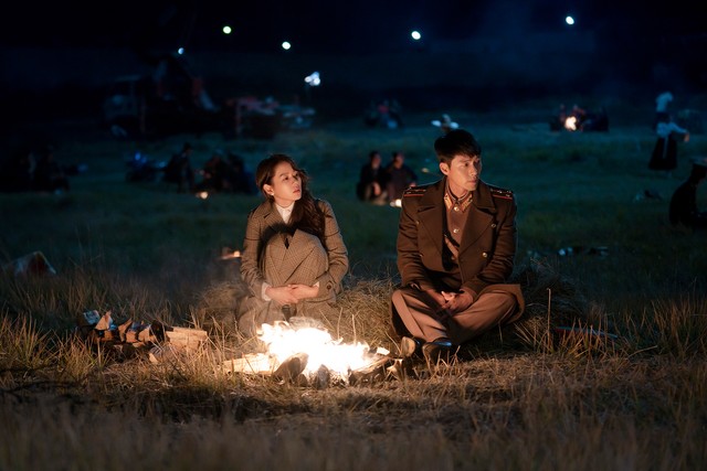 ドラマ「愛の不時着」で、主人公リ・ジョンヒョクを演じた俳優のヒョンビン（左）とヒロインのユン・セリを演じたソン・イェジン＝tvN提供