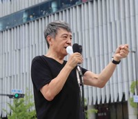 参院選公示後初めて街頭に立った世良公則＝大阪市