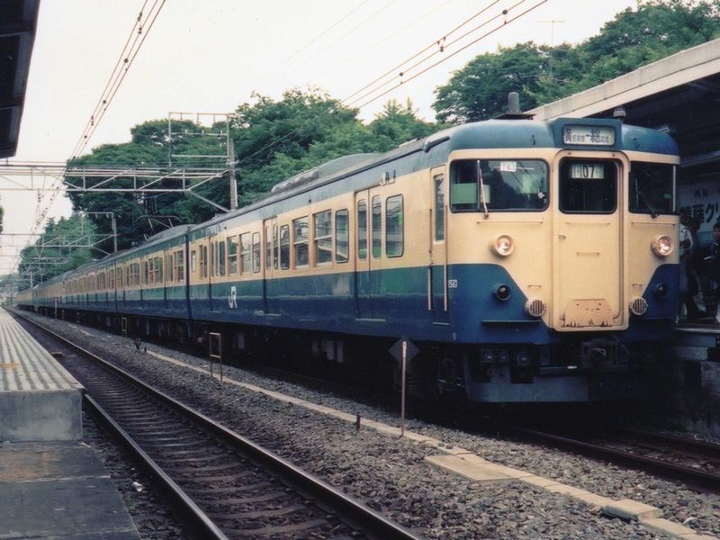 昔の新快速は「新大阪駅」通過!?「スカ色」塗装の電車だったことも 昔の新快速は「新大阪駅」通過!?「スカ色」塗装の電車だったことも