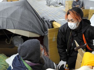 ホームレス支援を生配信　登録者20万の「人助けYouTuber」、ネットの批判は気にしない