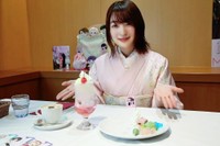 「わたしの幸せな結婚」企画展を楽しむ上田麗奈　©2023 顎木あくみ・月岡月穂／KADOKAWA／「わたしの幸せな結婚」製作委員会