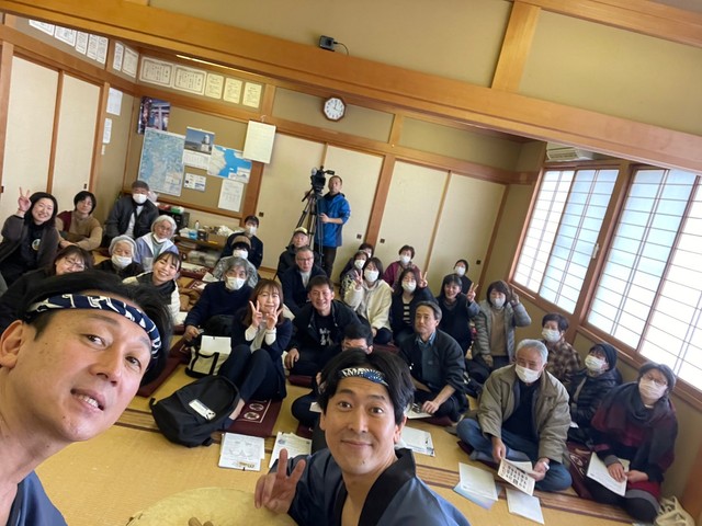 能登半島地震の被災地支援公演に取り組むゲンタケの本郷弦さん（前列左）と勢登健雄さん（同右）＝提供