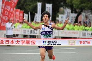 全日本大学駅伝のゴールテープを切る選手