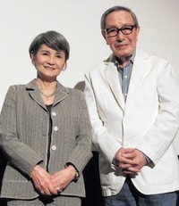 　中原ひとみ（左）と江原真二郎さん＝2015年撮影