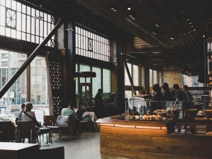 出会いはバイト先のカフェ。店員とお客さんの関係から始まった恋は…