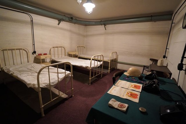 ワルシャワの鉄鋼メーカーにある冷戦時代につくられた地下シェルターの一室。休憩用の部屋だったとみられる＝2023年6月5日、荒ちひろ撮影