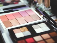 「夏だから、いいよね」。初めて選んだ鮮やかな黄色のアイシャドウ