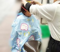 大人しく前髪をカットされている娘さん（投稿者提供）