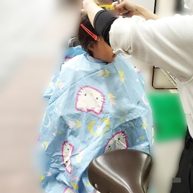 大人しく前髪をカットされている娘さん（投稿者提供）