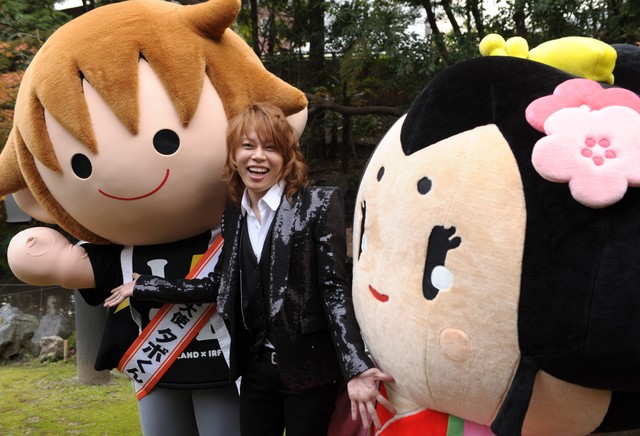 自身のゆるキャラ「タボくん」＝左＝とポーズを取る西川貴教さん（２０１０年１１月、大津市・滋賀県公館）